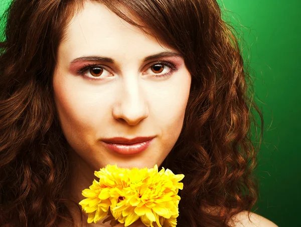 Donna con crisantemi — Foto Stock