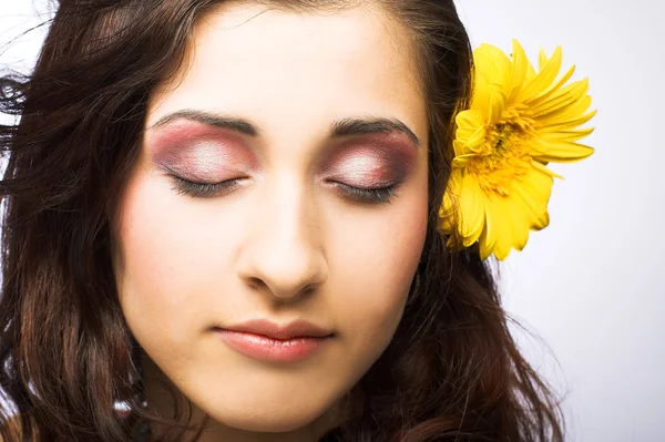 Mujer con flor — Foto de Stock