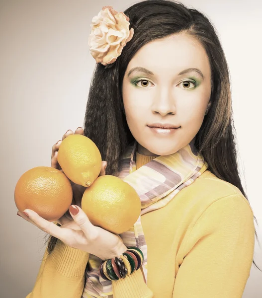 Mladá žena s ovocem — Stock fotografie