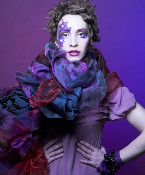 Mulher em violeta — Fotografia de Stock