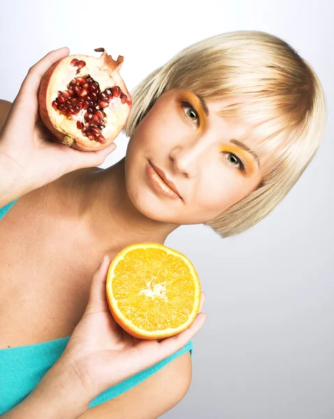 Donna con frutti — Foto Stock