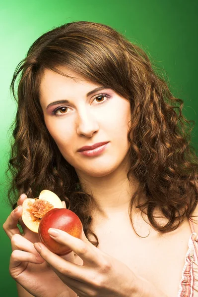 Woman with peaches — Stock Photo, Image