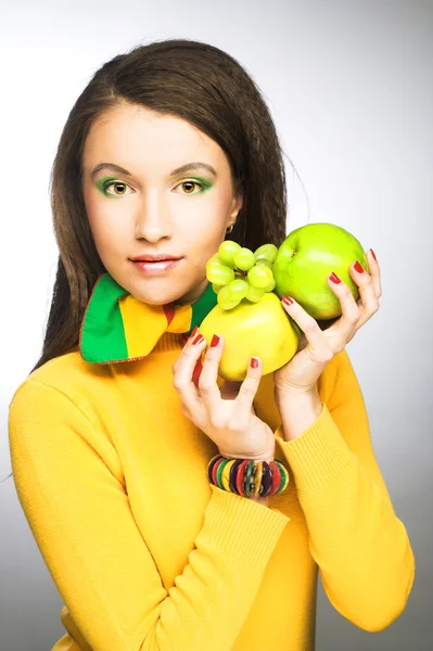 Młoda kobieta z owocami — Zdjęcie stockowe