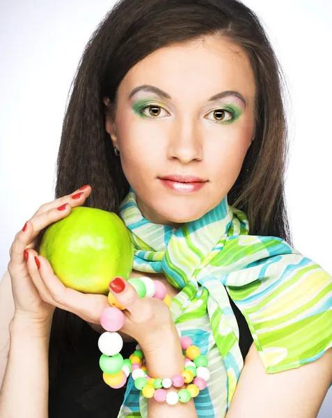 Ung kvinde med frugter - Stock-foto