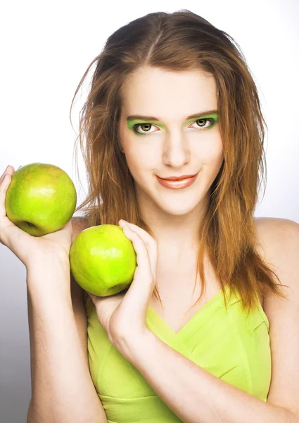 हिरव्या सफरचंद असलेल्या तरुण स्त्री — स्टॉक फोटो, इमेज