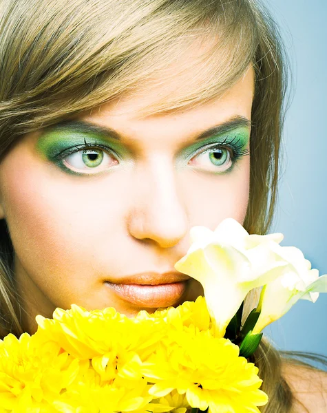 Mädchen mit Blumen — Stockfoto