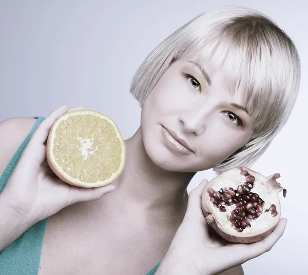 Vrouw met fruit — Stockfoto