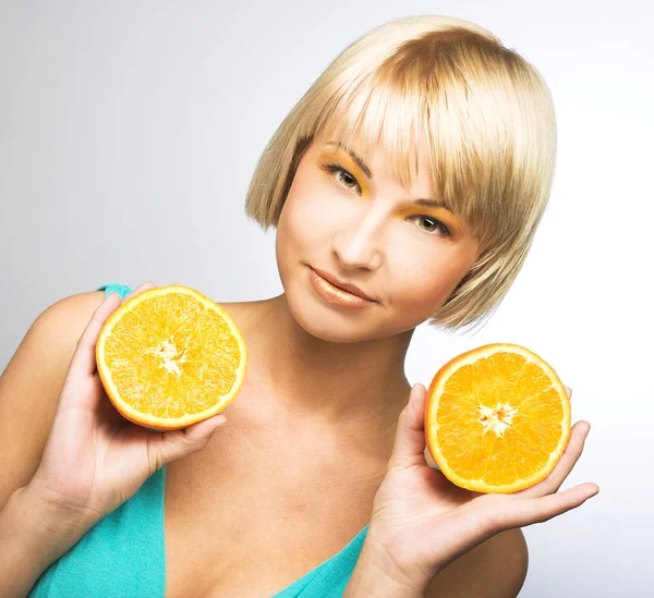 Mujer con naranjas — Foto de Stock