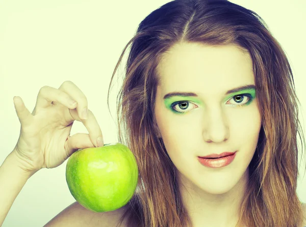 Młoda kobieta z zielonym jabłkiem — Zdjęcie stockowe