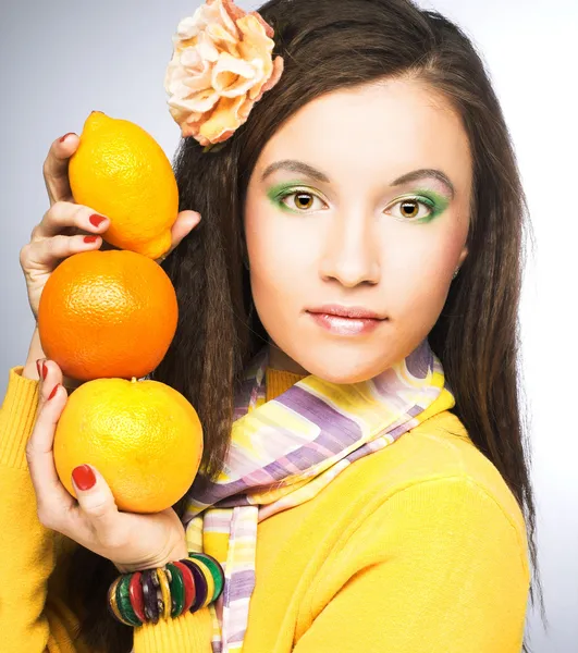 Jovem com frutas — Fotografia de Stock