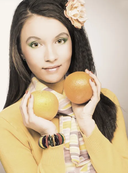 Jonge vrouw met vruchten — Stockfoto