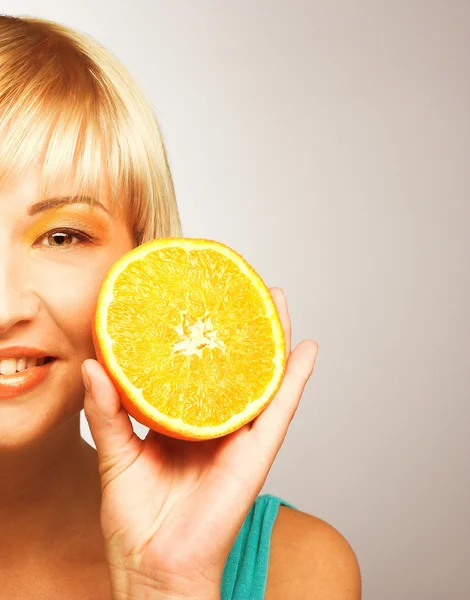 Vrouw met sinaasappelen — Stockfoto