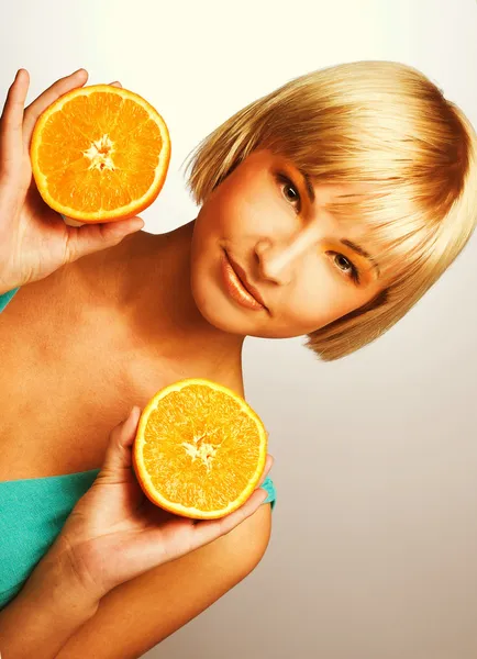 Mujer con naranjas — Foto de Stock