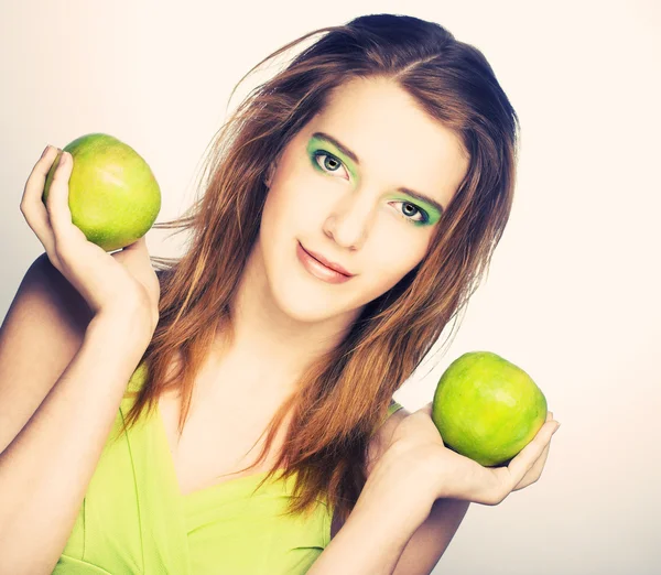 Mujer joven con manzana verde — Foto de Stock