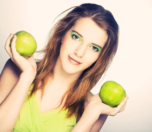 Jonge vrouw met groene appel — Stockfoto