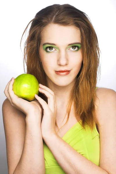 Νεαρή γυναίκα με πράσινο μήλο — Φωτογραφία Αρχείου