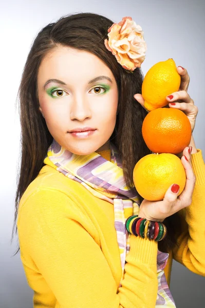 Giovane donna con frutta — Foto Stock