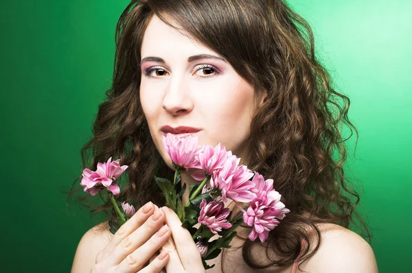 Frau mit Chrysanthemen — Stockfoto