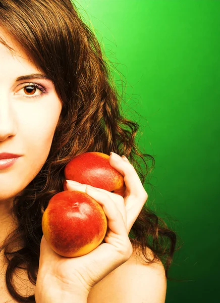 Woman with peaches — Stock Photo, Image