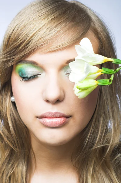 Girl with flowers — Stock Photo, Image