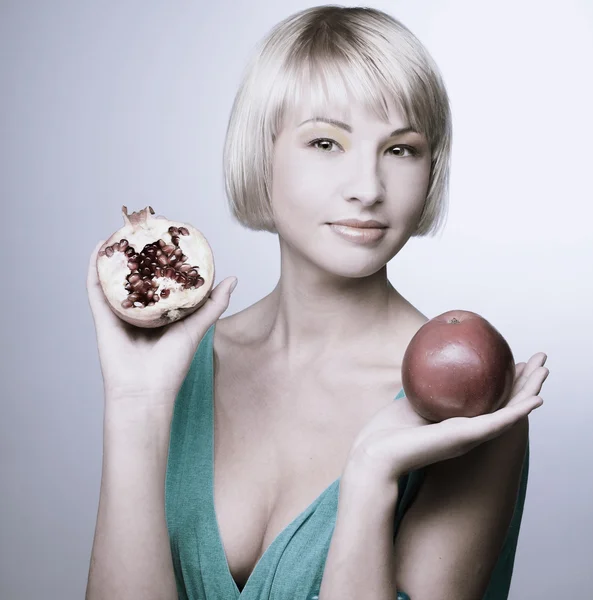 Mulher com frutas — Fotografia de Stock