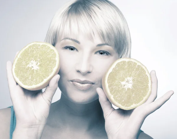 Mujer con naranjas — Foto de Stock