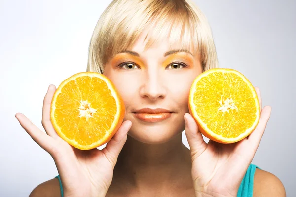Vrouw met sinaasappelen — Stockfoto