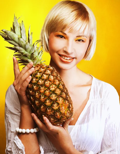 Girl with pineapple — Stock Photo, Image