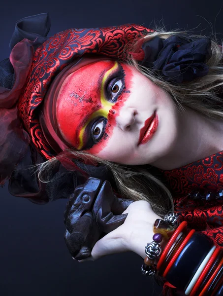 Vrouw met creatieve make-up — Stockfoto