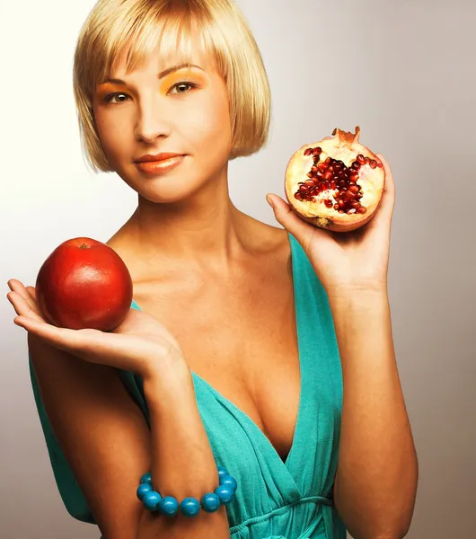 Vrouw met fruit — Stockfoto