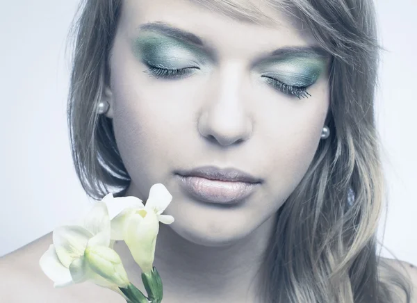 Girl with flowers — Stock Photo, Image