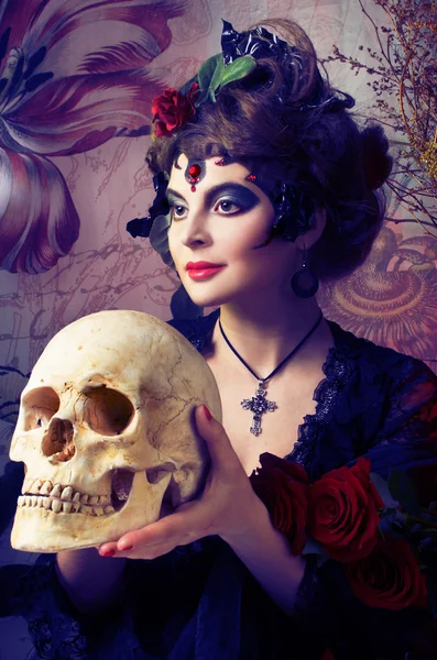 Femme aux roses et crâne — Photo