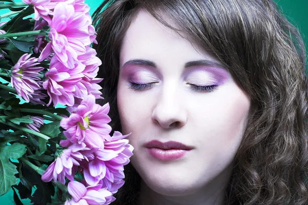 Woman with chrysanthemums — Stock Photo, Image