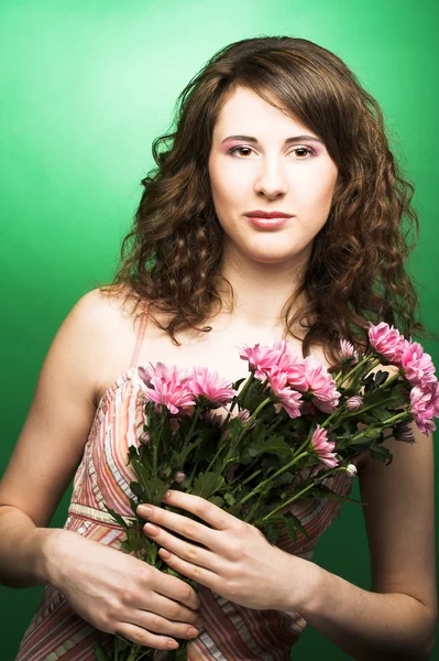 Frau mit Chrysanthemen — Stockfoto