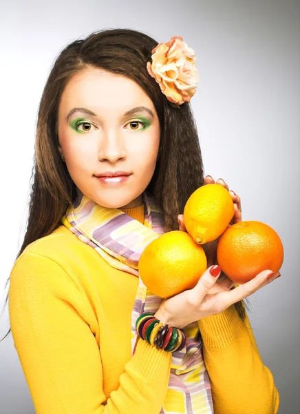 Νεαρή γυναίκα με φρούτα — Φωτογραφία Αρχείου
