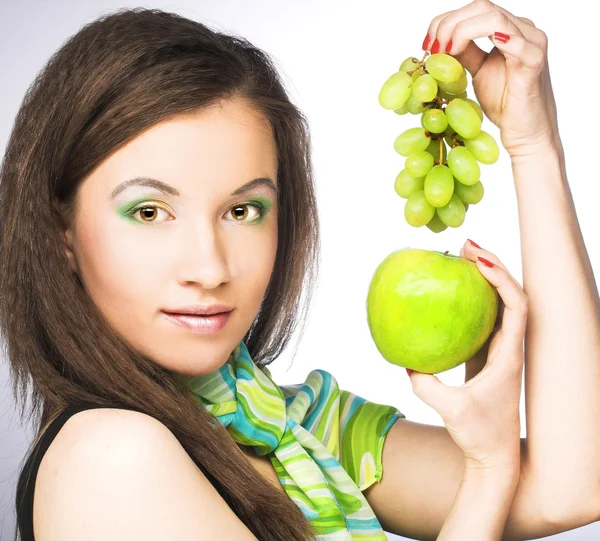 Młoda kobieta z owocami — Zdjęcie stockowe