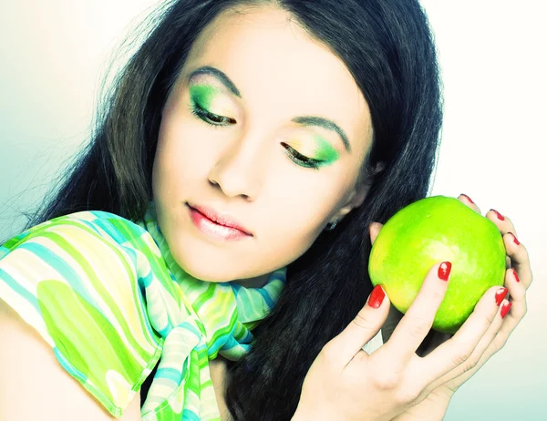 Mujer joven con frutas —  Fotos de Stock