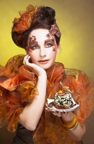 Jeune femme avec gâteau — Photo