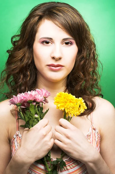 Женщина с хризантемами — стоковое фото
