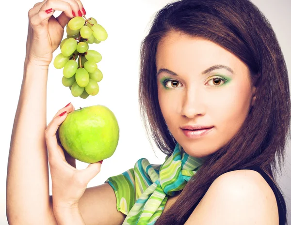 Giovane donna con frutta — Foto Stock