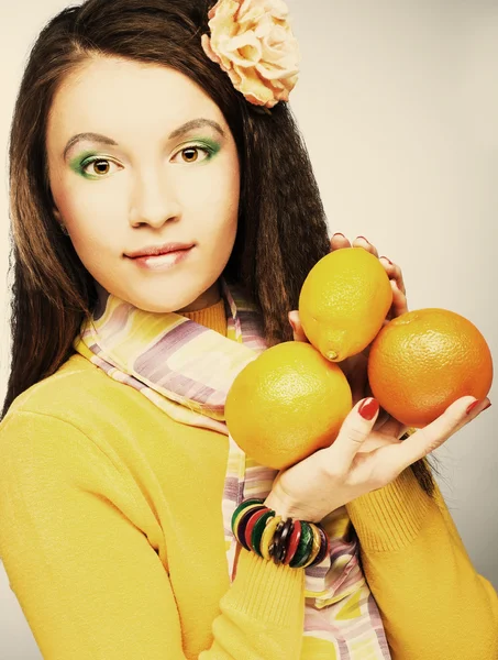 Giovane donna con frutta — Foto Stock