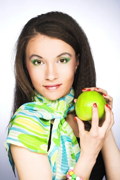 Νεαρή γυναίκα με φρούτα — Φωτογραφία Αρχείου