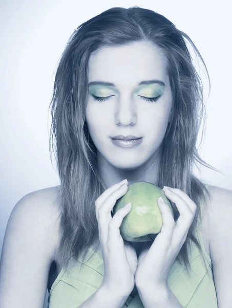 Jonge vrouw met groene appel — Stockfoto