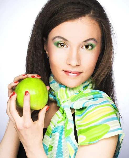 Jovem com frutas — Fotografia de Stock