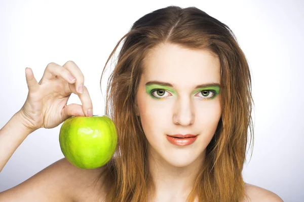 Giovane donna con mela verde — Foto Stock