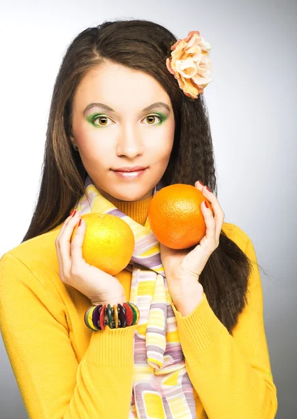 水果的年轻女人 — 图库照片