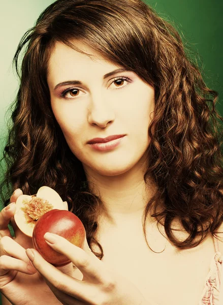 Woman with peaches — Stock Photo, Image