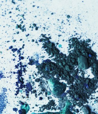 kırık göz gölgeler ve tırnak vernik damlaları