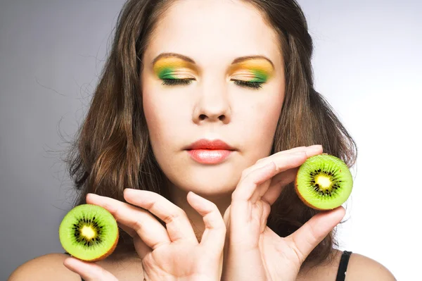 Vrouw met fruit — Stockfoto