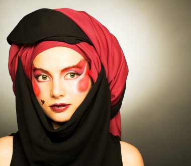 genç kadın ile yaratıcı makyaj